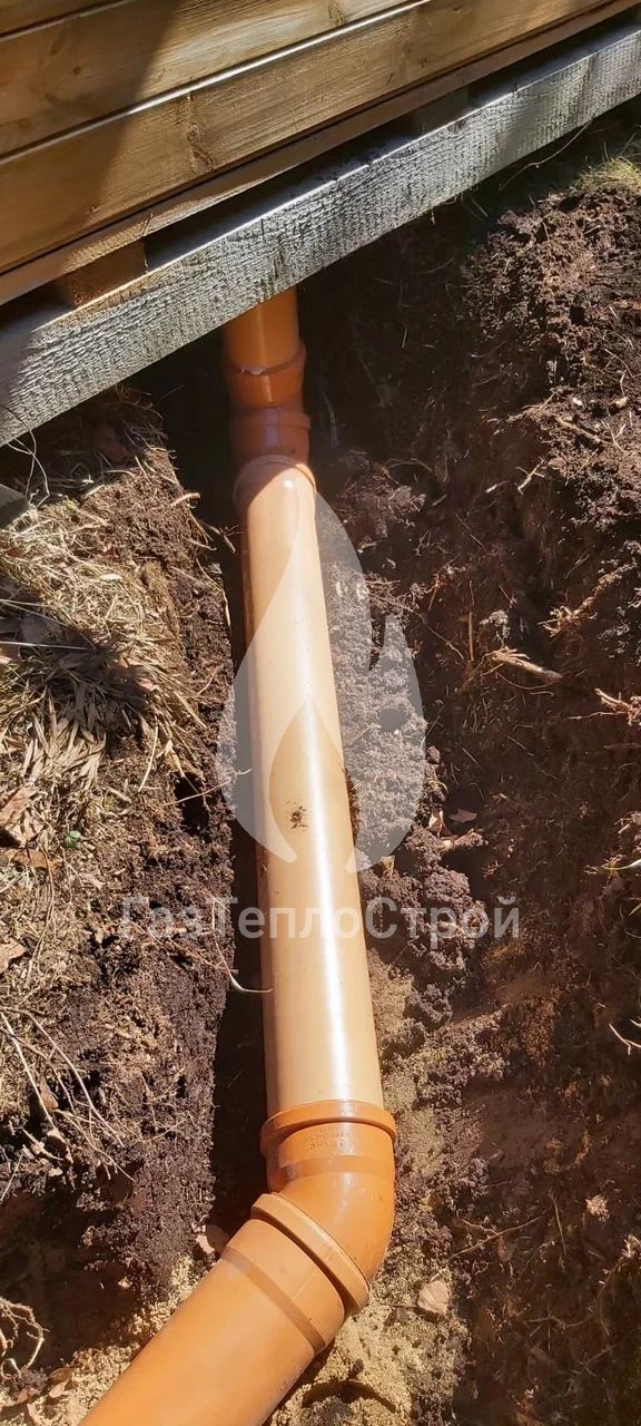 Установка трубопровода для септика к дому