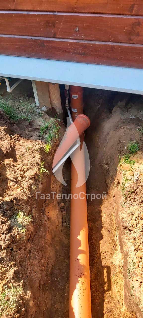 Изображение труб проведенных под цоколь